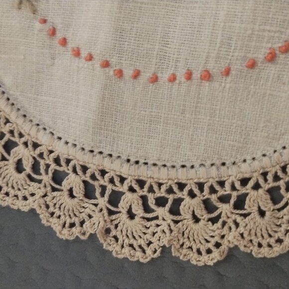 Vintage Embroidered Linen Crocheted-Edge Doily Boho Shabby Chic - Picture 10 of 10